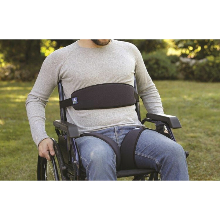 Pehmustettu rintavyö pyörätuoliin säädettävällä turvahihnalla ja pikakiinnityksellä