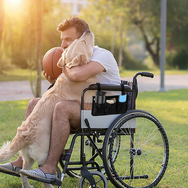Pyörätuolin säilytyslaukku useilla taskuilla ja säädettävällä kiinnityksellä