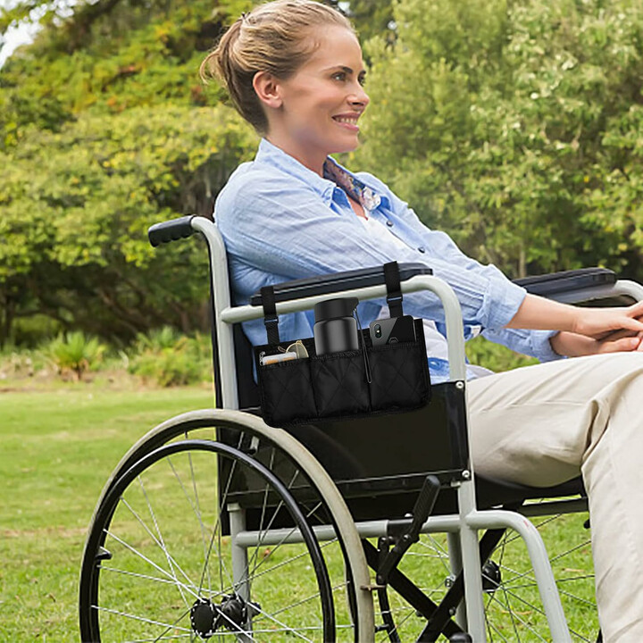 Pyörätuolin säilytyslaukku useilla taskuilla ja säädettävällä kiinnityksellä