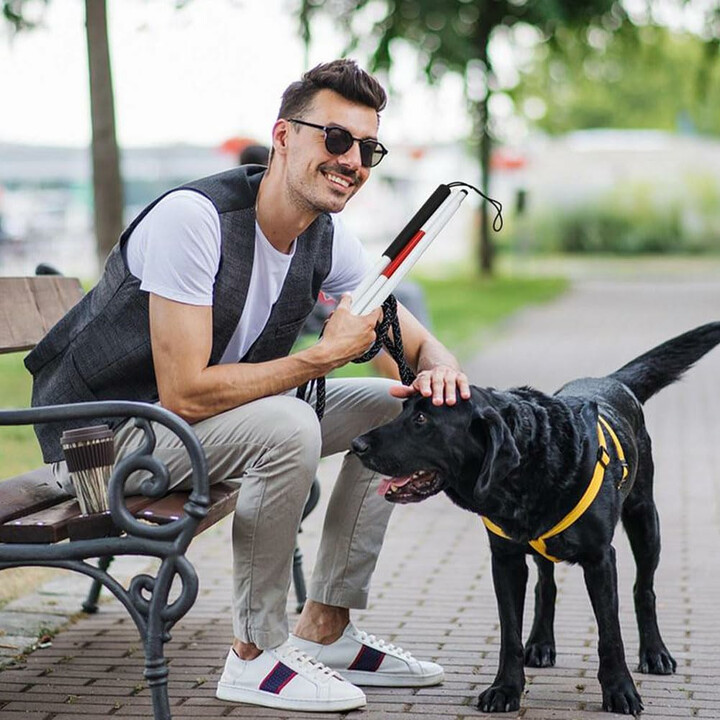 Valkoinen, heijastava kävelykeppi heikkonäköisille, taitettava