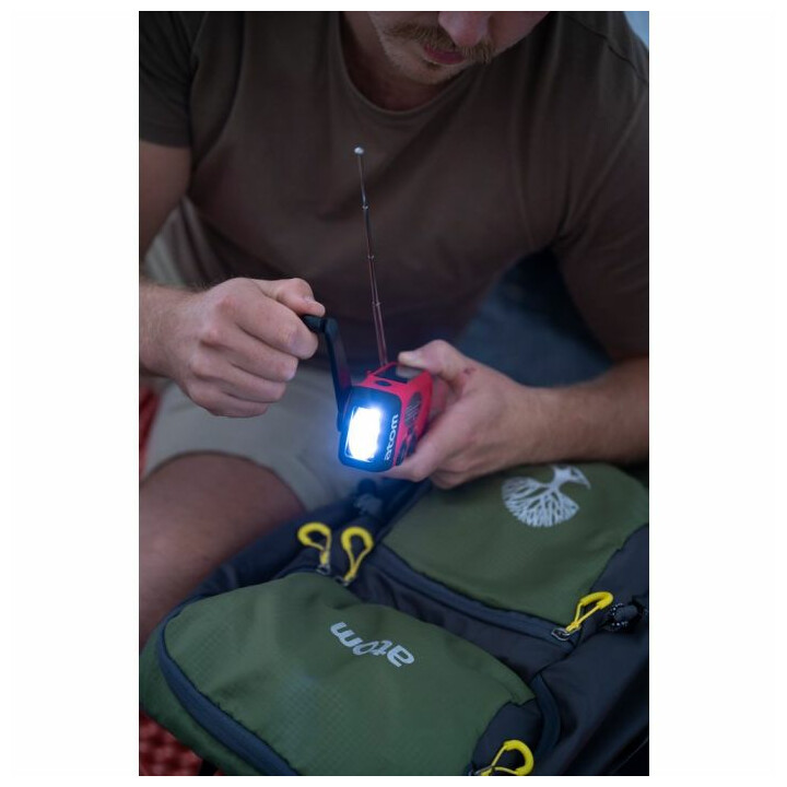 Hätäradio valolla ja monipuolisilla virtavaihtoehdoilla