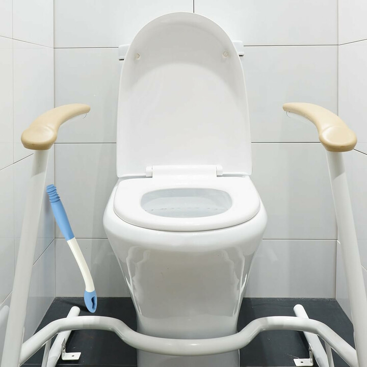 Pitkävartinen pyyhintäapuväline WC-käynteihin
